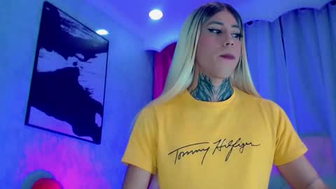oliviahot01 online show from May 17, 1:03 am