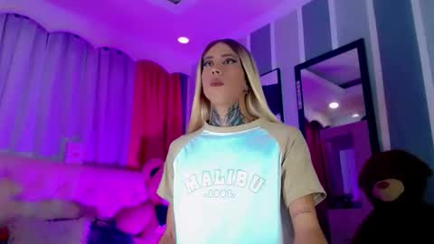 oliviahot01 online show from May 24, 1:21 am