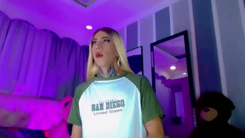 oliviahot01 online show from June 8, 1:20 am