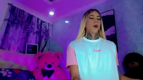 oliviahot01 online show from June 28, 1:22 am
