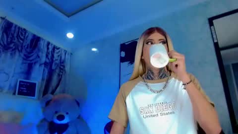 oliviahot01 online show from July 7, 1:19 am