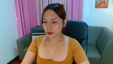 Snapshot of oliviahutton chatting on May 11, 1:44 am oliviahutton online show from May 11, 1:44 am