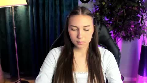 olivialangs online show from March 20, 11:15 am