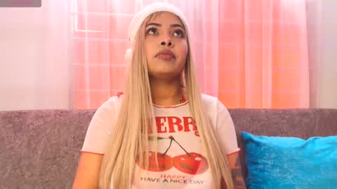 Snapshot of olivialoren chatting on December 2, 4:02 pm Olivia online show from December 2, 4:02 pm