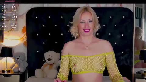 Snapshot of oliviashaw23 chatting on October 21, 10:10 pm Olivia online show from October 21, 10:10 pm