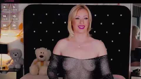 Snapshot of oliviashaw23 chatting on November 7, 10:43 pm Olivia online show from November 7, 10:43 pm