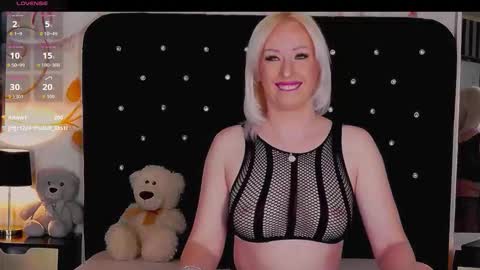 Snapshot of oliviashaw23 chatting on November 18, 9:30 pm Olivia online show from November 18, 9:30 pm