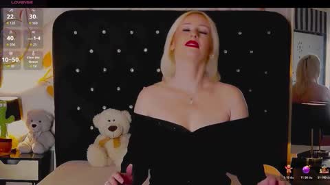 Snapshot of oliviashaw23 chatting on December 13, 9:42 pm Olivia online show from December 13, 9:42 pm