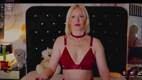 Snapshot of oliviashaw23 chatting on December 14, 9:08 pm Olivia online show from December 14, 9:08 pm