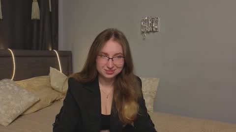 Snapshot of oliviavele chatting on September 22, 6:32 pm Kylie online show from September 22, 6:32 pm