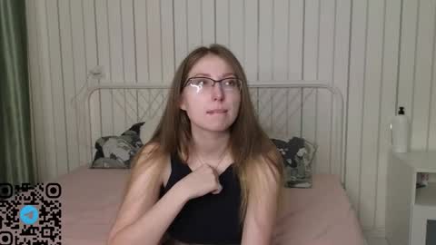 Snapshot of oliviavele chatting on September 25, 6:33 pm Kylie online show from September 25, 6:33 pm