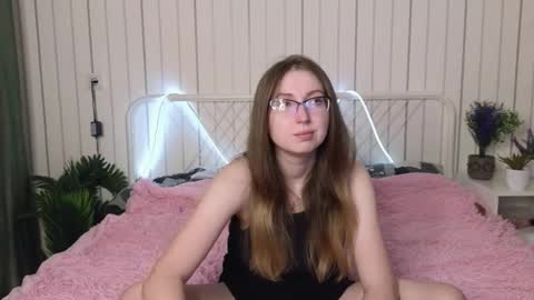 Snapshot of oliviavele chatting on October 8, 8:17 pm Kylie online show from October 8, 8:17 pm