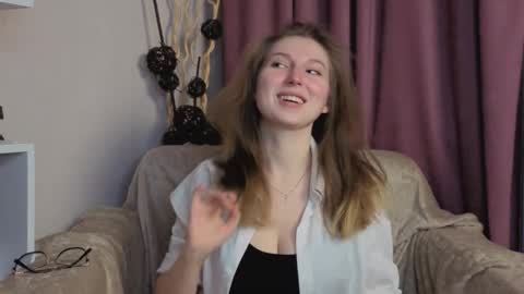 Snapshot of oliviavele chatting on November 17, 6:14 pm Kylie online show from November 17, 6:14 pm