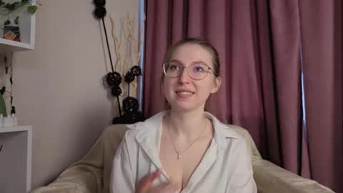 Snapshot of oliviavele chatting on December 4, 9:18 am Kylie online show from December 4, 9:18 am