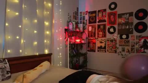 Snapshot of oliviavele chatting on December 5, 10:24 am Kylie online show from December 5, 10:24 am