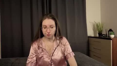 Snapshot of oliviavele chatting on December 14, 6:45 pm Kylie online show from December 14, 6:45 pm