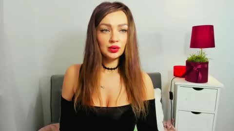 OliviaWomen online show from December 4, 4:05 pm
