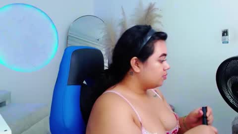 Snapshot of oliviia_cute chatting on October 25, 5:37 am oliviia_cute online show from October 25, 5:37 am