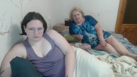 Snapshot of olyaandnetty chatting on February 19, 8:41 pm OlyaAndNetty online show from February 19, 8:41 pm