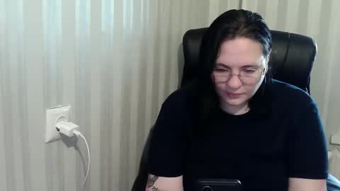 Snapshot of olyaandnetty chatting on October 28, 10:30 am OlyaAndNetty online show from October 28, 10:30 am