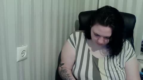 Snapshot of olyaandnetty chatting on November 4, 7:18 am OlyaAndNetty online show from November 4, 7:18 am