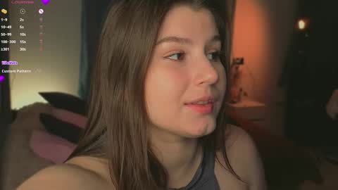 Snapshot of omg_leila chatting on March 1, 6:43 pm Leila and Thomas online show from March 1, 6:43 pm