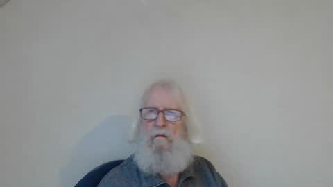 Snapshot of onanister chatting on December 5, 8:12 am Somewhere over the rainbow online show from December 5, 8:12 am