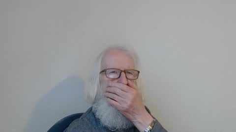 Snapshot of onanister chatting on December 16, 8:30 am Somewhere over the rainbow online show from December 16, 8:30 am