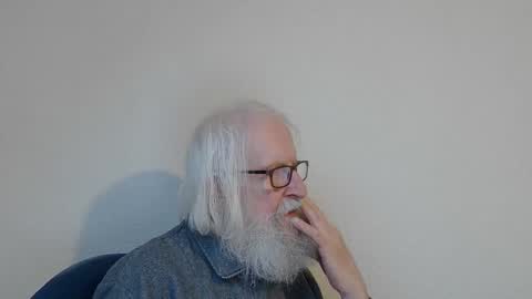 Snapshot of onanister chatting on December 17, 8:09 am Somewhere over the rainbow online show from December 17, 8:09 am