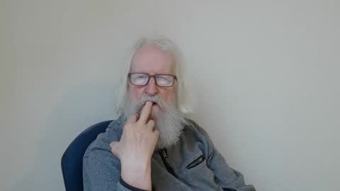 Snapshot of onanister chatting on January 12, 7:57 am Somewhere over the rainbow online show from January 12, 7:57 am