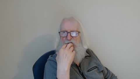 Snapshot of onanister chatting on February 6, 8:18 am Somewhere over the rainbow online show from February 6, 8:18 am