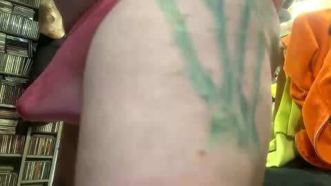 Snapshot of onesmallweenie chatting on April 8, 4:45 am onesmallweenie online show from April 8, 4:45 am