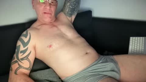 Snapshot of onkel90 chatting on May 30, 8:06 pm onkel90 online show from May 30, 8:06 pm