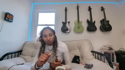 Snapshot of onlystrings chatting on December 30, 12:00 am Duo online show from December 30, 12:00 am