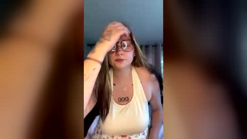 Snapshot of oohlarae22 chatting on June 16, 5:26 pm oohlarae22 online show from June 16, 5:26 pm