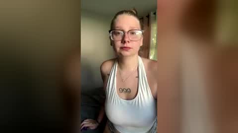 Snapshot of oohlarae22 chatting on June 29, 1:00 pm oohlarae22 online show from June 29, 1:00 pm