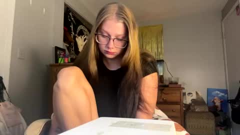 Snapshot of oohlarae22 chatting on July 31, 10:47 am oohlarae22 online show from July 31, 10:47 am