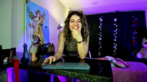 Snapshot of oriana_thomson2 chatting on February 10, 5:03 am Oriana online show from February 10, 5:03 am