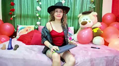 Snapshot of oriana_thomson2 chatting on February 12, 10:04 pm Oriana online show from February 12, 10:04 pm