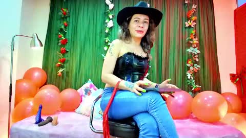 Snapshot of oriana_thomson2 chatting on February 13, 11:15 pm Oriana online show from February 13, 11:15 pm