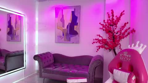 Snapshot of oriana_wood chatting on June 9, 11:22 am Oriana online show from June 9, 11:22 am