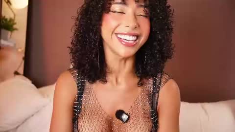 Snapshot of oshun_25 chatting on July 2, 12:22 pm Oshun online show from July 2, 12:22 pm