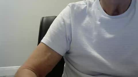 Snapshot of ossibottom chatting on February 19, 4:08 am Ossi online show from February 19, 4:08 am