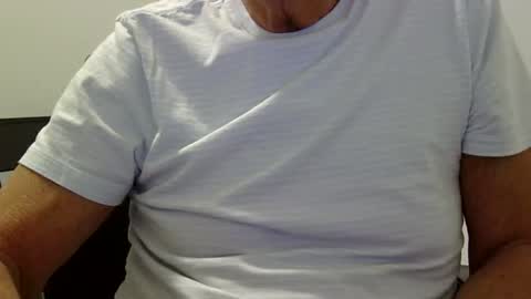 Snapshot of ossibottom chatting on April 6, 1:47 am Ossi online show from April 6, 1:47 am