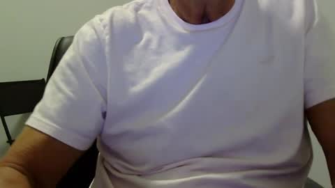 Snapshot of ossibottom chatting on June 13, 1:25 am Ossi online show from June 13, 1:25 am