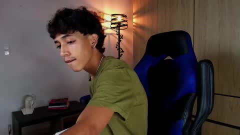 Snapshot of ostin_18hot chatting on February 9, 1:22 am ostin 18hot online show from February 9, 1:22 am