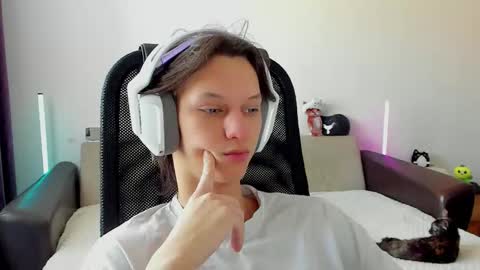 Snapshot of ostin_meoww chatting on February 16, 4:41 am Ostin online show from February 16, 4:41 am