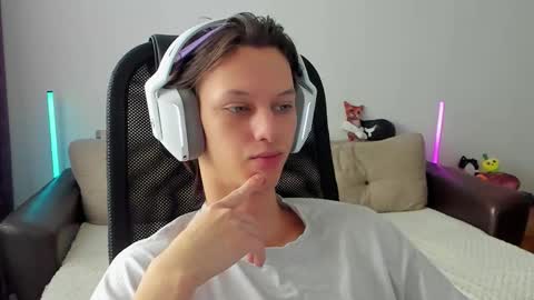 Snapshot of ostin_meoww chatting on February 22, 8:02 am Ostin online show from February 22, 8:02 am