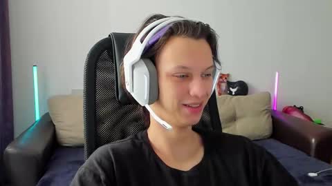 Snapshot of ostin_meoww chatting on March 4, 7:03 am Ostin online show from March 4, 7:03 am