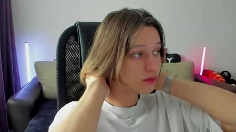 Snapshot of ostin_meoww chatting on March 16, 5:35 am Ostin online show from March 16, 5:35 am